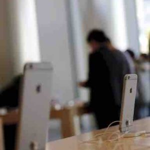 Apple : une boutique parisienne repeinte en blanc par des militants d’Attac pour dénoncer l’évasion fiscale