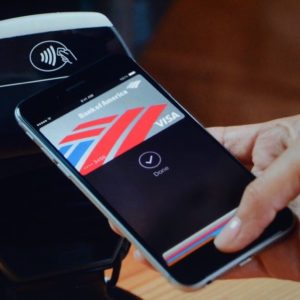 Le paiement du bout des doigts prêt à passer à la vitesse supérieure