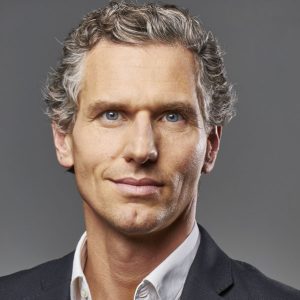 Dans le cadre d’une conférence de presse organisée le 16 février dernier, le Pôle TV-Entertainment du Groupe Prisma Media est revenu sur les activités du groupe et ses différents développements prévus en 2016. Les détails avec Daniel DAUM, Editeur du Pôle TV-Entertainment du Groupe Prisma Media. média+ : 2015 a été une année fatidique en termes de transformation digitale pour Prisma Media. Comment le Pôle TV-Entertainment a-t-il appréhendé cette réorientation ?    Daniel DAUM : Nous sommes au cœur d’une transformation digitale depuis 2007. Nous avions acheté le nom de domaine programmes-tv.net. Une nouvelle version de l’application «Télé Loisirs» a été lancée en 2011 avec le succès que l’on connaît, et puis nous avons fortement investi la vidéo dès 2012. La grande étape en 2015 a été de réorganiser courant mai la structure de notre rédaction avec une «Newsroom» qui réunit «Télé Loisirs», «Télé 2 Semaines» et «TV Grandes Chaînes» au cœur d’une rédaction de 100 journalistes, répartis en 7 pôles thématiques. Dans une logique multi-médias, multi-marques, print et digital, cette réorganisation nous a permis de passer de 50 à 100 news/jour sur le digital. Depuis deux ans, nous valorisons également la marque «Voici» en print et en digital pour qu’elle soit à la fois glamour et sexy, et qu’elle corresponde à son ADN féminin. Quant à «VSD», elle impose depuis peu une nouvelle formule ainsi qu’une ligne éditoriale renouvelée à 360°.    média+ : Le digital peut-il devenir aussi rentable que le print ?    Daniel DAUM : Le papier reste très rentable puisque nous maîtrisons la fragmentation du marché de la presse magazine. La presse TV baisse beaucoup moins que d’autres secteurs. Les recettes publicitaires qui diminuent en print, nous parvenons à la surcompenser sur le digital. Cette activité numérique justement est très rentable avec une progression de 30% sur notre chiffre d’affaires sur ce secteur. Avec 7M de visiteurs uniques sur le Web, presque 5M sur le mobile et 3 à 4M sur tablette, la marque «Télé Loisirs» est l’une des plus puissantes du Web. Notre enjeu est de capitaliser à la fois sur sa monétisation (avec de nouveaux annonceurs, notamment sur des opérations spéciales), mais aussi de travailler la marque d’un point de vue qualitatif et quantitatif. En juin, nous lancerons «My Télé-Loisirs», un guide de programmes personnalisé (live, replay, VOD, SVOD et vidéos) en fonction de vos goûts, de vos équipements et de vos abonnements (box, Canal+ ou encore Netflix). Accessible prochainement sur le site du magazine, le service sera financé par la publicité.  média+ : Mondadori s’est associé avec AB Groupe pour lancer des chaînes TV sous la marque «Science & Vie». Réfléchissez-vous à en faire de même en TV ?     Daniel DAUM : Tout d’abord, c’est bien la preuve que des magazines et des contenus puissants peuvent inspirer tous types de médias. Ce modèle existe également en Allemagne avec GEO déclinée en TV. Maintenant, en France, cette diversification fait partie de nos réflexions. Des producteurs viennent déjà nous voir pour décliner certains de nos formats vidéo en TV. Nous avons lancé dernièrement la web-série «Trône Des Frogz» (1M de vues en 5 jours), et j’ai été contacté par un patron de chaîne de TV intéressé par ce type de projet. L’idée est de construire à présent une grille de programmes de vidéos. A terme, nous aimerions proposer un nouveau format par semaine. Nous aimerions aussi lancer 3 à 4 web-séries en 2016. Nous nous associerons avec des coproducteurs.     média+ : Consommée par une population de plus en plus âgée, la presse magazine TV peut-elle disparaître à terme ?      Daniel DAUM : Je comprends la question. On me l’a pose depuis cinq ans. Nous avons quand même des diffusions situées entre 800.000 et 900.000 exemplaires pour chacun des trois titres TV. Nous avons des années devant nous. Mais il est vrai que nous devons à la fois les moderniser et les réinventer.