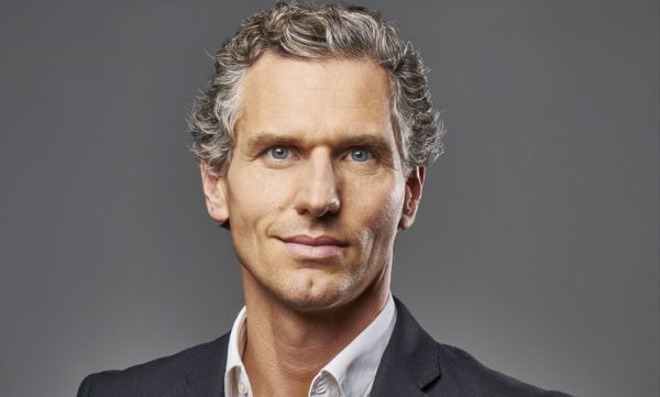 Dans le cadre d’une conférence de presse organisée le 16 février dernier, le Pôle TV-Entertainment du Groupe Prisma Media est revenu sur les activités du groupe et ses différents développements prévus en 2016. Les détails avec Daniel DAUM, Editeur du Pôle TV-Entertainment du Groupe Prisma Media. média+ : 2015 a été une année fatidique en termes de transformation digitale pour Prisma Media. Comment le Pôle TV-Entertainment a-t-il appréhendé cette réorientation ?    Daniel DAUM : Nous sommes au cœur d’une transformation digitale depuis 2007. Nous avions acheté le nom de domaine programmes-tv.net. Une nouvelle version de l’application «Télé Loisirs» a été lancée en 2011 avec le succès que l’on connaît, et puis nous avons fortement investi la vidéo dès 2012. La grande étape en 2015 a été de réorganiser courant mai la structure de notre rédaction avec une «Newsroom» qui réunit «Télé Loisirs», «Télé 2 Semaines» et «TV Grandes Chaînes» au cœur d’une rédaction de 100 journalistes, répartis en 7 pôles thématiques. Dans une logique multi-médias, multi-marques, print et digital, cette réorganisation nous a permis de passer de 50 à 100 news/jour sur le digital. Depuis deux ans, nous valorisons également la marque «Voici» en print et en digital pour qu’elle soit à la fois glamour et sexy, et qu’elle corresponde à son ADN féminin. Quant à «VSD», elle impose depuis peu une nouvelle formule ainsi qu’une ligne éditoriale renouvelée à 360°.    média+ : Le digital peut-il devenir aussi rentable que le print ?    Daniel DAUM : Le papier reste très rentable puisque nous maîtrisons la fragmentation du marché de la presse magazine. La presse TV baisse beaucoup moins que d’autres secteurs. Les recettes publicitaires qui diminuent en print, nous parvenons à la surcompenser sur le digital. Cette activité numérique justement est très rentable avec une progression de 30% sur notre chiffre d’affaires sur ce secteur. Avec 7M de visiteurs uniques sur le Web, presque 5M sur le mobile et 3 à 4M sur tablette, la marque «Télé Loisirs» est l’une des plus puissantes du Web. Notre enjeu est de capitaliser à la fois sur sa monétisation (avec de nouveaux annonceurs, notamment sur des opérations spéciales), mais aussi de travailler la marque d’un point de vue qualitatif et quantitatif. En juin, nous lancerons «My Télé-Loisirs», un guide de programmes personnalisé (live, replay, VOD, SVOD et vidéos) en fonction de vos goûts, de vos équipements et de vos abonnements (box, Canal+ ou encore Netflix). Accessible prochainement sur le site du magazine, le service sera financé par la publicité.  média+ : Mondadori s’est associé avec AB Groupe pour lancer des chaînes TV sous la marque «Science & Vie». Réfléchissez-vous à en faire de même en TV ?     Daniel DAUM : Tout d’abord, c’est bien la preuve que des magazines et des contenus puissants peuvent inspirer tous types de médias. Ce modèle existe également en Allemagne avec GEO déclinée en TV. Maintenant, en France, cette diversification fait partie de nos réflexions. Des producteurs viennent déjà nous voir pour décliner certains de nos formats vidéo en TV. Nous avons lancé dernièrement la web-série «Trône Des Frogz» (1M de vues en 5 jours), et j’ai été contacté par un patron de chaîne de TV intéressé par ce type de projet. L’idée est de construire à présent une grille de programmes de vidéos. A terme, nous aimerions proposer un nouveau format par semaine. Nous aimerions aussi lancer 3 à 4 web-séries en 2016. Nous nous associerons avec des coproducteurs.     média+ : Consommée par une population de plus en plus âgée, la presse magazine TV peut-elle disparaître à terme ?      Daniel DAUM : Je comprends la question. On me l’a pose depuis cinq ans. Nous avons quand même des diffusions situées entre 800.000 et 900.000 exemplaires pour chacun des trois titres TV. Nous avons des années devant nous. Mais il est vrai que nous devons à la fois les moderniser et les réinventer.