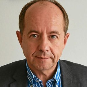 Journée internationale des droits des femmes : Jean-Jacques Urvoas signe la convention d’engagement du ministère de la Justice pour une communication publique sans stéréotype de sexe