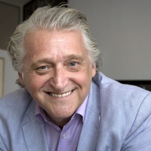 Canada : Gilbert Rozon poursuivi au civil pour viol Une actrice poursuit au civil l’ancien magnat de l’humour québécois Gilbert Rozon, ex-juré de l’émission «La France a un incroyable talent», pour un viol présumé datant de 1994, a-t-on appris auprès des avocats de la comédienne. Cette dernière, Patricia Tulasne, dit avoir été «brutalement violée» par le producteur, selon une requête déposée au palais de justice de Montréal. L’actrice québécoise réclame 1,6 million de dollars canadiens (1 million d’euros) à Gilbert Rozon, acquitté en décembre dans une autre affaire d’accusations de viol et d’attentat à la pudeur, pour laquelle il risquait la prison ferme. «Patricia Tulasne a déposé aujourd’hui une poursuite civile contre Gilbert Rozon. Mme Tulasne lui réclame 600 .000 dollars en dommages-intérêts compensatoires, ainsi que 1 million de dollars en dommages-intérêts punitifs pour l’agression sexuelle qu’elle a subie en 1994», a détaillé dans un communiqué le cabinet Trudel Johnston & Lespérance, qui la représente. «Pendant plus de vingt ans, elle a subi les séquelles de cette agression, seule et en silence», est-il écrit. «Par la présente procédure, elle demande que justice soit faite, que la vérité de l’agression qu’elle a subie soit démontrée», est-il ajouté. Patricia Tulasne, 62 ans aujourd’hui, affirme avoir rencontré Gilbert Rozon lors d’un dîner au restaurant avec d’autres acteurs, alors qu’elle avait 35 ans. M. Rozon l’aurait reconduite chez elle, où il aurait l’agressée sexuellement: «Craignant les conséquences si elle résistait, tant personnelles que professionnelles», Mme Tulasne se serait «laissée faire». L’actrice est la porte-parole des «Courageuses», un collectif qui regroupe une vingtaine de femmes présumées victimes de l’ancien producteur entre 1982 et 2016, ce que celui-ci dément fermement. Ce groupe avait entrepris une action collective contre Gilbert Rozon, écartée par la justice canadienne. Leur recours en appel auprès de la Cour suprême du Canada avait ensuite été rejeté à l’automne. «Cette poursuite s’inscrit dans la foulée de la décision de la Cour suprême du Canada», ont ajouté les avocats de Mme Tulasne. Patricia Tulasne a joué dans plusieurs films du réalisateur québécois Xavier Dolan, dont «J’ai tué ma mère». Gilbert Rozon, fondateur du groupe «Juste pour rire», a été la cible d’accusations d’agressions sexuelles en octobre 2017, qui l’ont forcé à quitter ses fonctions en plein mouvement #MeToo.