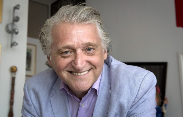 Canada : Gilbert Rozon poursuivi au civil pour viol Une actrice poursuit au civil l’ancien magnat de l’humour québécois Gilbert Rozon, ex-juré de l’émission «La France a un incroyable talent», pour un viol présumé datant de 1994, a-t-on appris auprès des avocats de la comédienne. Cette dernière, Patricia Tulasne, dit avoir été «brutalement violée» par le producteur, selon une requête déposée au palais de justice de Montréal. L’actrice québécoise réclame 1,6 million de dollars canadiens (1 million d’euros) à Gilbert Rozon, acquitté en décembre dans une autre affaire d’accusations de viol et d’attentat à la pudeur, pour laquelle il risquait la prison ferme. «Patricia Tulasne a déposé aujourd’hui une poursuite civile contre Gilbert Rozon. Mme Tulasne lui réclame 600 .000 dollars en dommages-intérêts compensatoires, ainsi que 1 million de dollars en dommages-intérêts punitifs pour l’agression sexuelle qu’elle a subie en 1994», a détaillé dans un communiqué le cabinet Trudel Johnston & Lespérance, qui la représente. «Pendant plus de vingt ans, elle a subi les séquelles de cette agression, seule et en silence», est-il écrit. «Par la présente procédure, elle demande que justice soit faite, que la vérité de l’agression qu’elle a subie soit démontrée», est-il ajouté. Patricia Tulasne, 62 ans aujourd’hui, affirme avoir rencontré Gilbert Rozon lors d’un dîner au restaurant avec d’autres acteurs, alors qu’elle avait 35 ans. M. Rozon l’aurait reconduite chez elle, où il aurait l’agressée sexuellement: «Craignant les conséquences si elle résistait, tant personnelles que professionnelles», Mme Tulasne se serait «laissée faire». L’actrice est la porte-parole des «Courageuses», un collectif qui regroupe une vingtaine de femmes présumées victimes de l’ancien producteur entre 1982 et 2016, ce que celui-ci dément fermement. Ce groupe avait entrepris une action collective contre Gilbert Rozon, écartée par la justice canadienne. Leur recours en appel auprès de la Cour suprême du Canada avait ensuite été rejeté à l’automne. «Cette poursuite s’inscrit dans la foulée de la décision de la Cour suprême du Canada», ont ajouté les avocats de Mme Tulasne. Patricia Tulasne a joué dans plusieurs films du réalisateur québécois Xavier Dolan, dont «J’ai tué ma mère». Gilbert Rozon, fondateur du groupe «Juste pour rire», a été la cible d’accusations d’agressions sexuelles en octobre 2017, qui l’ont forcé à quitter ses fonctions en plein mouvement #MeToo.