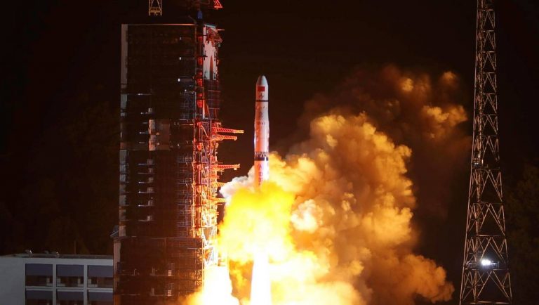 La Chine lance un satellite pour assurer la communication entre la Terre et la Lune 
