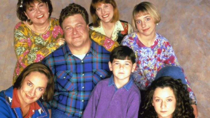 ROSEANNE, Roseanne, John Goodman, Natalie West, Lecy Goranson (aka Alicia Goranson), (front l-r): La
