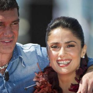 Salma Hayek est restée silencieuse sur l’affaire Weinstein pour «protéger» Antonio   Banderas 