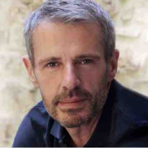 Voyage : Lambert Wilson prête sa voix pour la 2de saison de la série «Trésors vus du ciel» dès le 18 octobre