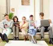 + 23 minutes en un an: le surf mobile chez les 15-34 ans atteint 1h24 par jour et par individu