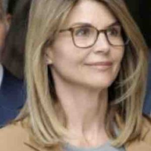 Pots-de-vin pour entrer dans une bonne université: l’actrice Lori Loughlin plaide non coupable