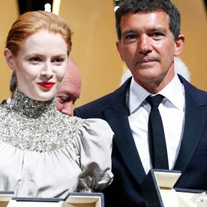 Cannes : Antonio Banderas et Emily Beecham remportent les prix d’interprétation