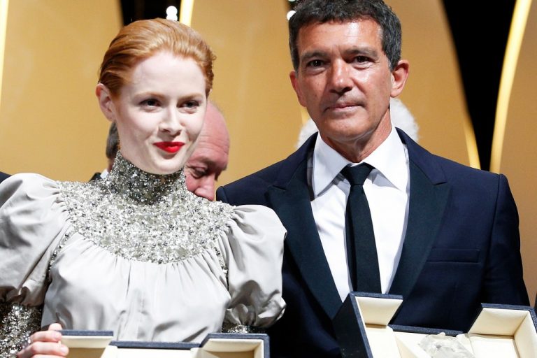 Cannes : Antonio Banderas et Emily Beecham remportent les prix d’interprétation