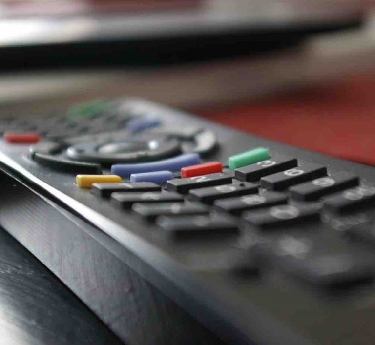 Le mois de février, avec ses restrictions sanitaires, a conforté l’audience d’M6, TF1 et France 2, et voit CNews en hausse