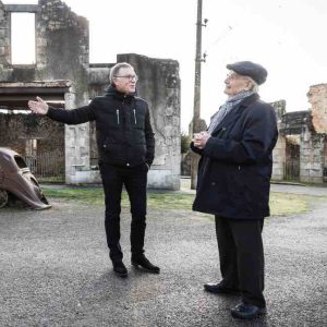 Europe 1 : Christophe Hondelatte rencontre et raconte Robert Hébras, le dernier témoin du massacre du 10 juin 1944, depuis Oradour-sur-Glane