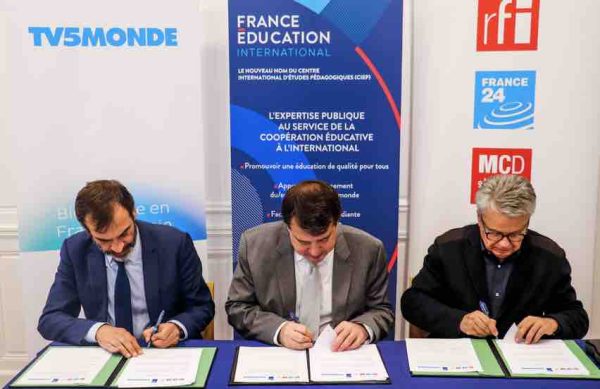 TV5Monde et FMM signent une convention cadre avec France Éducation international