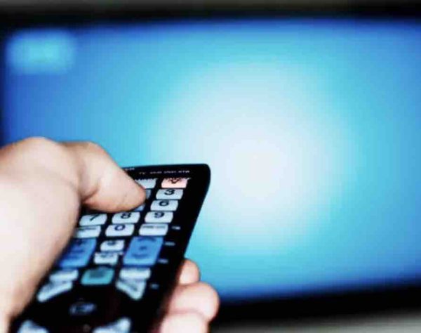 Les chaînes de télé respectent mieux les horaires de début de soirée, salue le CSA