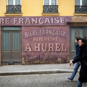 Un tournage de cinéma, suspendu le temps du confinement, a plongé depuis mardi deux rues de Montmartre dans le Paris des années 1940, occupé par les Nazis
