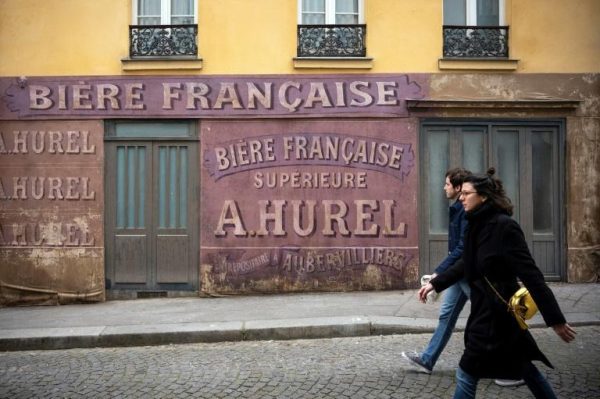 Un tournage de cinéma, suspendu le temps du confinement, a plongé depuis mardi deux rues de Montmartre dans le Paris des années 1940, occupé par les Nazis