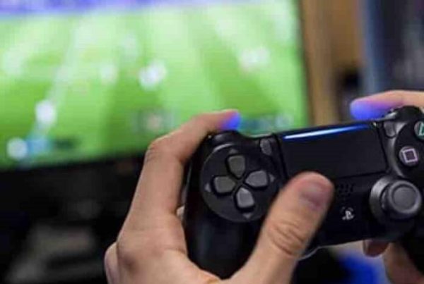 Coronavirus: faute de ballon, des footballeurs ont continué à cultiver leur rivalité à distance grâce aux jeux vidéos