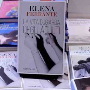 Le nouveau roman de l’écrivaine italienne Elena Ferrante déjà adapté en série par Netflix