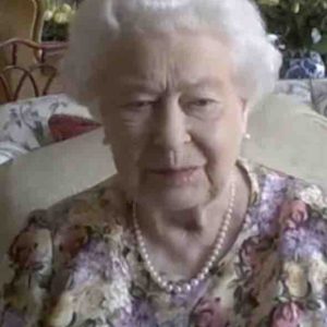 A 94 ans, la reine Elisabeth II fait ses premiers pas officiels sur une plateforme de vidéoconférence