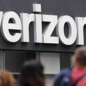 Contenus haineux et publicités: le géant américain des télécoms Verizon boycotte aussi Facebook