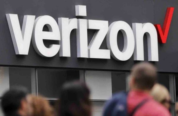 Contenus haineux et publicités: le géant américain des télécoms Verizon boycotte aussi Facebook