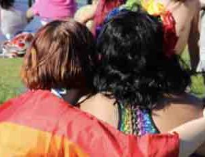RMC Story/ Journée des diversités «Unissons nos différences»:  le documentaire «Lesbiennes, gays et trans : une histoire de combats» mardi 14 juillet à 23h30