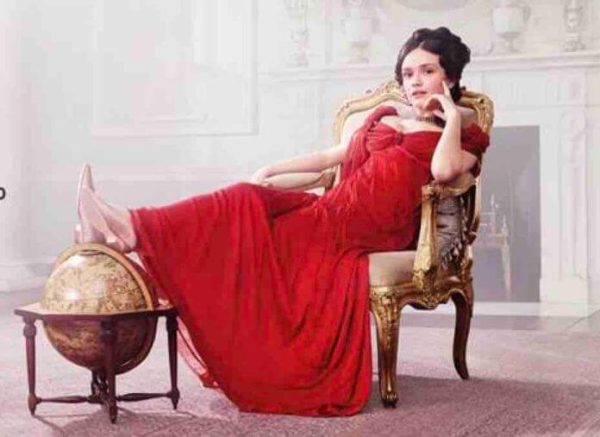 Chérie 25 : la mini-série britannique «Vanity Fair» s’installe les samedis en Prime Time à partir du 10 octobre