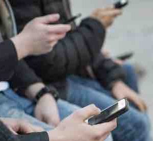 13 Productions : le documentaire «Lâche ton smartphone!» en tournage pour France 3