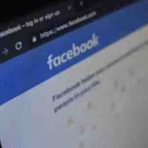 Facebook change de ton avec QAnon