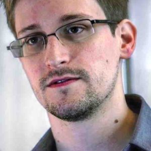 L’ex-consultant du renseignement et lanceur d’alerte américain Edward Snowden reçoit un titre de résident permanent en Russie