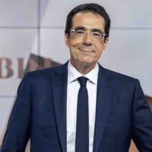 Suisse : le présentateur suisse Darius Rochebin, mis en cause dans un article du «Temps», porte plainte contre le journal