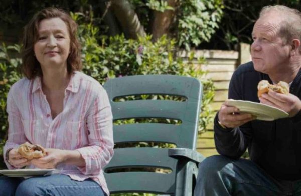 ARTE : la série britannique «Mum», une comédie familiale piquante avec Lesley Manville et Peter Mullan sur ARTE.TV