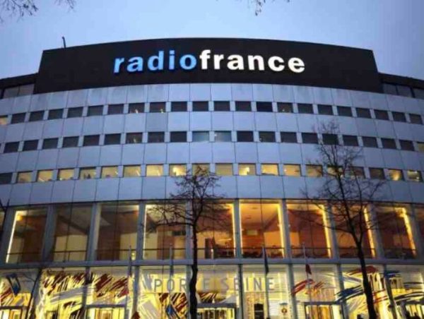Alors que l’écoute de la radio chute, Radio France sort du lot
