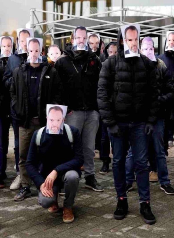 Canal+: plusieurs dizaines de salariés ont participé mardi à un rassemblement anonyme et silencieux devant le siège de la chaîne en soutien à Stéphane Guy