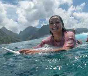 France Télévisions :  le documentaire inédit «De mer en filles : le surf Polynésien au féminin» sur le Portail Outre-mer La 1ère jeudi 4 février 2021 à 18h00 et sur France 3 à 00h10