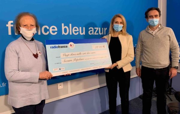 Radio France : remise au Secours Populaire d’un don récolté par la vente aux enchères au profit des sinistrés des vallées de la Roya et de la Vésubie