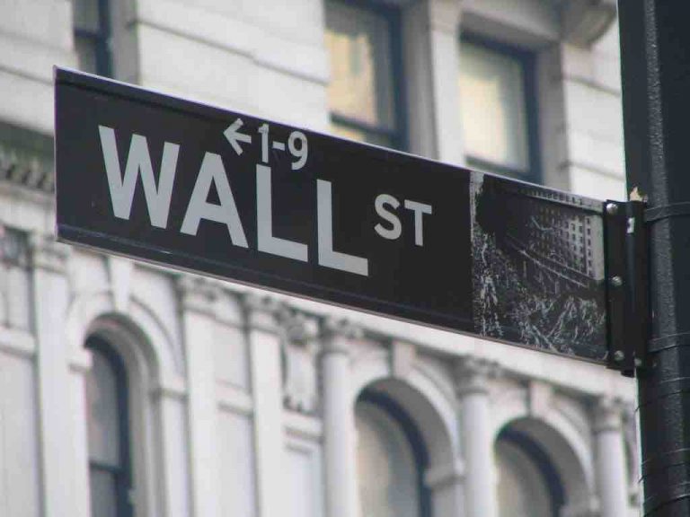 Wall Street termine en baisse, lestée par deux géants technologiques, Oracle et Apple