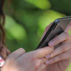 Cyberharcèlement: l’association e-Enfance lance en partenariat avec Facebook un chatbot d’aide pour faciliter la prise en charge de jeunes en proie à des difficultés en ligne