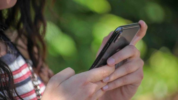 Cyberharcèlement: l’association e-Enfance lance en partenariat avec Facebook un chatbot d’aide pour faciliter la prise en charge de jeunes en proie à des difficultés en ligne