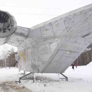Russie : des fans sibériens de «Star Wars» ont reproduit le vaisseau spatial de la série «The Mandalorian», avec un réalisme impressionnant