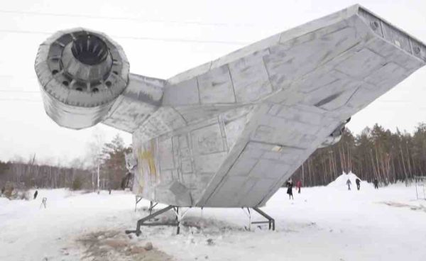 Russie : des fans sibériens de «Star Wars» ont reproduit le vaisseau spatial de la série «The Mandalorian», avec un réalisme impressionnant