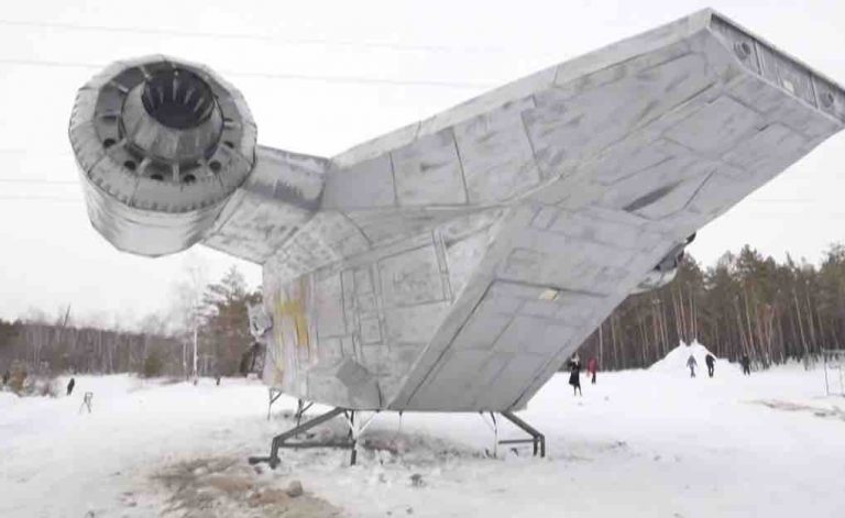 Russie : des fans sibériens de «Star Wars» ont reproduit le vaisseau spatial de la série «The Mandalorian», avec un réalisme impressionnant