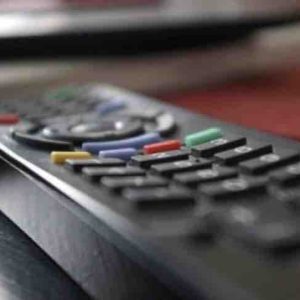 Toujours privés de sortie en soirée, les Français ont encore passé beaucoup de temps devant la télévision en mars