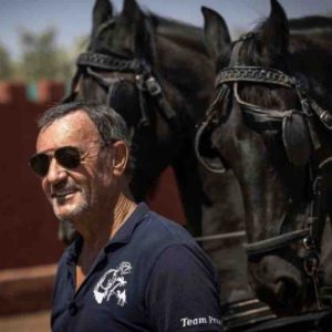 Au Maroc, Joel Proust, chorégraphe équestre, prépare ses étalons en vue de la reprise des tournages