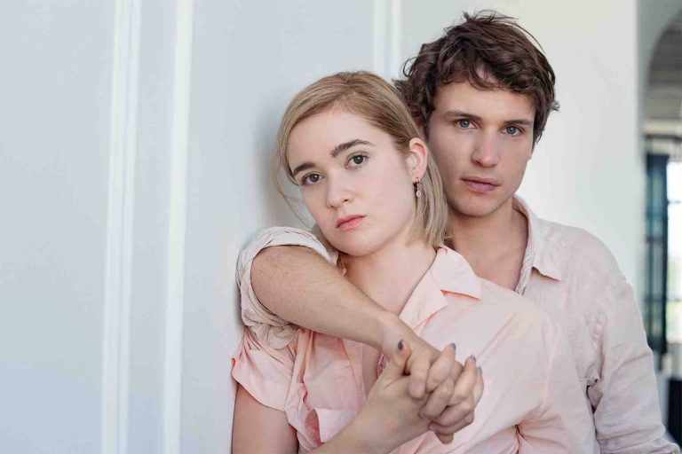 STARZPLAY annonce Alice Englert et Nicholas Denton dans les rôles de Merteuil et Valmont pour la série «Dangerous Liaisons»