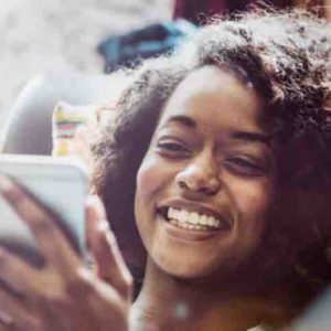 Antilles, Guyane, La Réunion : les usages TV et radio du smartphone s’imposent