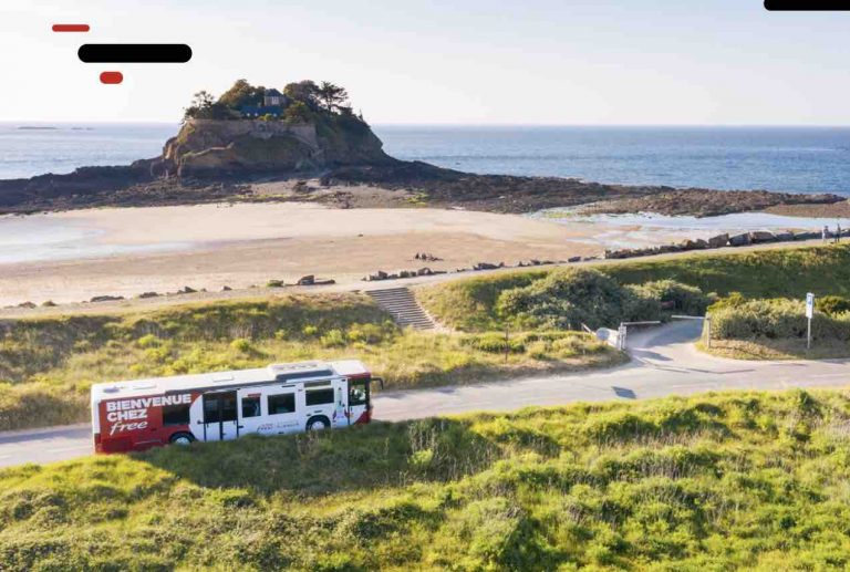 Free lance son bus-boutique sur les routes de Bretagne