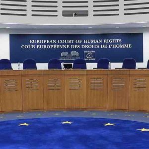 La CEDH favorable à l’anonymisation du nom d’une personne «inconnue du grand public», dans un article de presse archivé