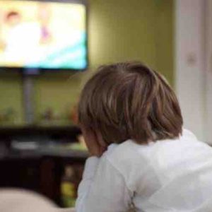 La télé en mangeant? mieux vaut éviter pour le bon développement du langage des tout-petits